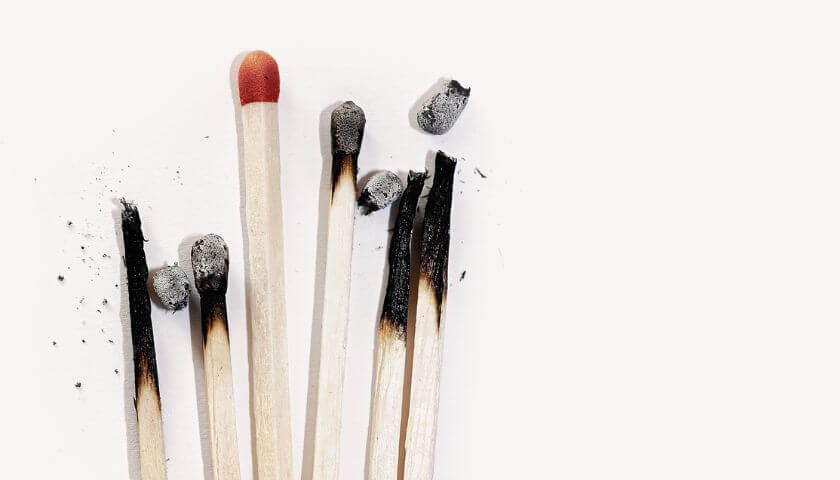 kryzys-wypalenie-moment-przelomowy Wypalone zapałki jako symbol emocjonalnego wypalenia, kryzysu i momentu przełomowego, który staje się początkiem zmiany