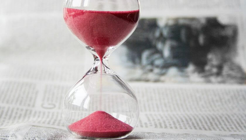 zycie-w-pospiechu-stres-presja Klepsydra symbolizująca życie w pośpiechu, stres i codzienną presję, która nie daje przestrzeni na oddech