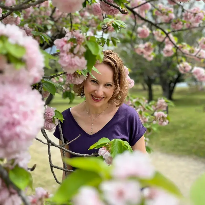 psycholog I&nbsp;coach dla&nbsp;kobiet Małgorzata Łuczkowska wśród sakur 